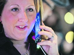 Beneficiados. Los usuarios se ahorrarán una considerable cantidad al no pagar por llamadas recibidas en el territorio nacional. AFP /