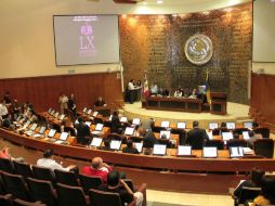 Los legisladores guardaron un minuto de silencio por la víctima mortal del accidente del transporte público, ocurrido en la prepa 10. ESPECIAL /