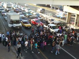 Al grito de 'ni un muerto más', los manifestantes dejaban en claro que no tolerarán que muera más gente a causa del transporte.  /