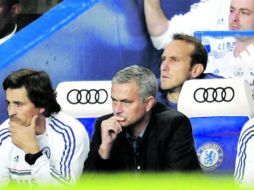 Los Blues de Mourinho (de negro) esperan que mañana Liverpool y Arsenal cedan puntos. AFP /