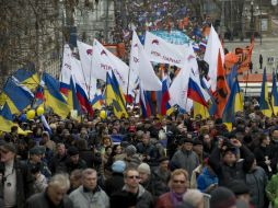 Miles participan en una marcha contra un referendo en Crimea, apoyado por el Kremlin; en diferente lugar, otros marchan a favor. EFE /