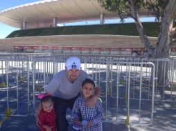 Gustavo Romero, que asistirá al juego con sus hijos, asegura que nunca ha tenido problemas al asistir al estadio.  /