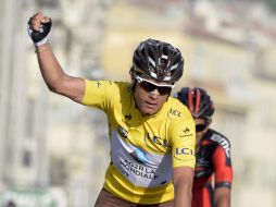 El colombiano Carlos Alberto Betancur celebra su triunfo luego de cruzar la meta. AFP /