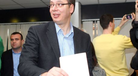 El viceprimer ministro Aleksandar Vucic, al emitir su voto. EFE /