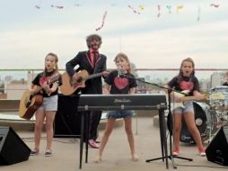 La hija del cantante aparece en un ensayo de la banda que se autonombra 'Fita Páez'. Tomada de: @FitoPaez ESPECIAL /