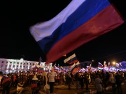 Manifestantes pro rusos festejan luego de que habitantes de Crimea votaran por la secesión. AP /