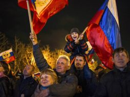 Miles de crimeos celebran la reunificación con Rusia. AP /