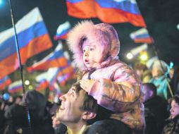 CELEBRACIÓN. Tras conocerse el sí a la adhesión de Crimea a Rusia, miles de prorrusos festejaron en Simferópol. EFE /