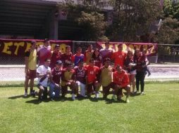 Los jugadores se tomaron la foto con sus aficionados, que apoyan en todo momento.  /