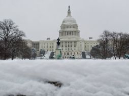 Vista del Capitolio en medio de la acumulación de nieve provocada por la tormenta. AFP /
