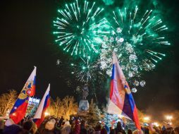 Manifestantes festejan la firma del decreto en el que Rusia reconoce la autonomía de Crimea como Estado soberano. EFE /