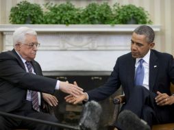 Barack Obama (d) estrecha la mano de su homólogo palestino Mahmoud Abbas (i). AP /