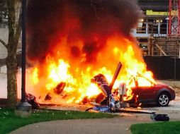 Al menos dos personas murieron el martes  al estrellarse un helicóptero de una cadena de televisión local en pleno centro de Seattle. AP /