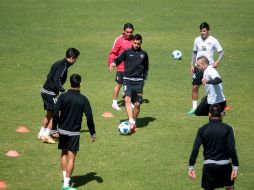 Los jugadores del Atlas durante la práctica de este martes en Colomos.  /