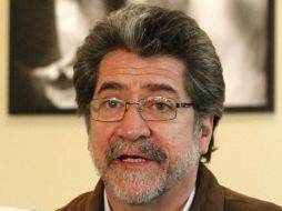 Durante el evento, el también ensayista, habla sobre sus primeros pasos como cronista, narrador y editor en Cal y Arena. ARCHIVO /