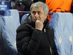 José Mourinho estaba molesto después de que el centrocampista Ramires fue expulsado. EFE /