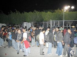 Los agentes encontraron a 94 hombres y 15 mujeres en el interior de la vivienda. ARCHIVO /