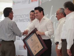 El mandatario estuvo en la entrega de reconocimientos a artesanos de Tonalá y Tlaquepaque. ESPECIAL /