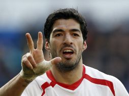 El uruguayo Luis Suárez anota tres goles para colaborar en el triunfo del Liverpool. AFP /
