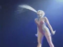 La joven de 21 años comenzó a beber agua de una botella justo antes de escupir una gran cantidad a la audiencia que tenía al frente. ESPECIAL /