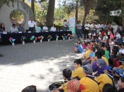 En el evento estuvieron presentes decenas de niños, autoridades del bosque y funcionarios de la Comisión Estatal del Agua. ESPECIAL /
