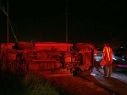 La camioneta comenzó a dar vueltas sobre su costado izquierdo por aproximadamente 30 metros. ESPECIAL /