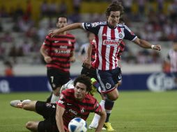 Fierro y Briseño disputan el balón en una de las jugadas apretadas del partido. MEXSPORT /