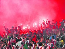 En el sector donde se encontraban los grupos de seguidores de Chivas se prendieron bengalas, las cuales están prohibidas.  /