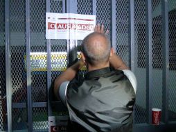 La bronca que inició por bengalas en la porra chiva derivó en la clausura del Estadio Jalisco.  /