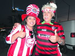 Aficionados que no pudieron conseguir entradas siguieron el partido desde los alrededores.  /