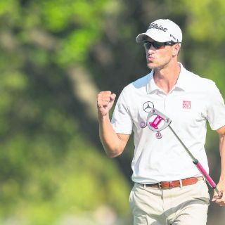 Adam Scott acecha a Tiger Woods