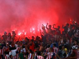 Aún con el incremento de policías a 750 para el Clásico Tapatío no fue imposible evitar el orden de los barristas.  /