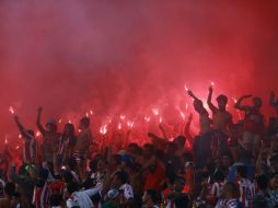 La porra de las Chivas ingresó al Jalisco con bengalas que fueron encendidas en la parte alta del estadio.  /