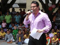 Aristóteles Sandoval, se lesiona durante una kermés organizada por el colegio donde estudia su hija. ARCHIVO /