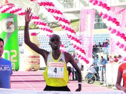 Levanta la mano. Geofrey Bundi cruza la meta con un tiempo oficial de 1:05:07.  /