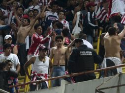 La trifulca en la tribuna del Jalisco manchó el Clásico entre Chivas y Atlas. MEXSPORT /