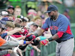 Ídolo. David Ortiz reparte autógrafos al finalizar un juego de entrenamiento primaveral. AP /