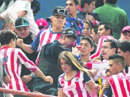 Expuestos. Los policías de Guadalajara se arriesgaron al oponerse a una fuerza evidentemente superior y en terreno riesgoso.  /