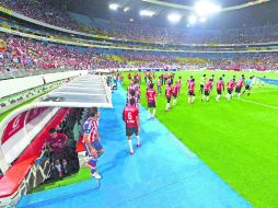 Castigados. Los dos equipos sufrirán repercusiones tras los actos de un grupo de barristas violentos. MEXSPORT /