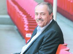 En casa. Juan Manuel Herrero, presidente deportivo de Chivas, sonríe a la cámara en el Estadio Omnilife.  /