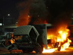 El pasado 21 de marzo, normalistas bloquearon una carretera federal con camiones; a uno le prendieron fuego. ARCHIVO /