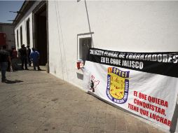 Los trabajadores no permitieron el acceso a turistas ni a los alumnos hasta las 11:30 horas. ARCHIVO /