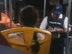 El oficial de vialidad le asignó la infracción correspondiente al operador de la ruta 24. ESPECIAL /