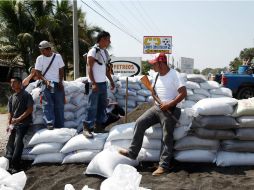 Se colocan barricadas en las salidas y entradas del pueblo, para controlar la seguridad del lugar. ARCHIVO /