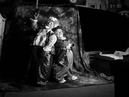 El proyecto fotográfico captura a toreros, cantantes, bailarines, imitadores, luchadores y 'strippers', todos de baja estatura. ESPECIAL /