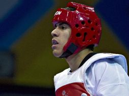 Adriano presenta un documento firmado por varios entrenadores donde se explica el permiso para la ausencia del peleador. ARCHIVO /