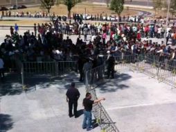 El partido entre Guadalajara y América ha reunido a varios fanáticos que desean asistir.  /