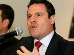 El periodista afirma que Aristóteles mandó a 20 policías a enfrentar a equipos de animación durante el Clásico Tapatío. ARCHIVO /