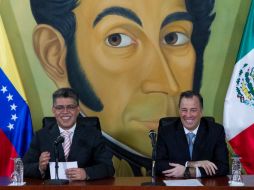 José Antonio Meade ofrece una conferencia conjunta con su homólogo Elías Jaua. EFE /