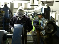 En enero de 2014, los obreros registraron un incremento a tasa anual de 1.9 y los empleados administrativos en 0.3 por ciento. ARCHIVO /